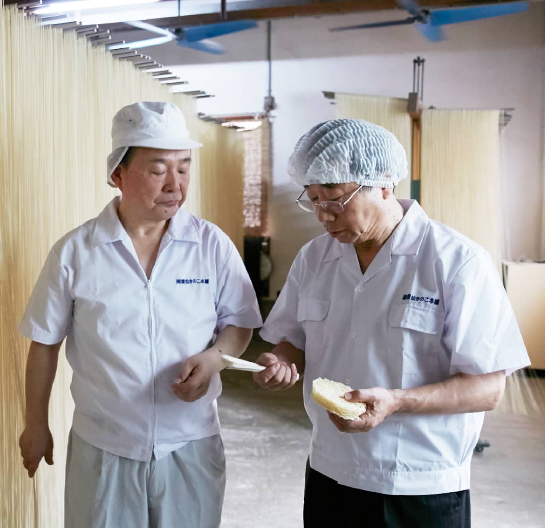 素麺の製造現場に立つ二代目・楠田喜熊（右）
